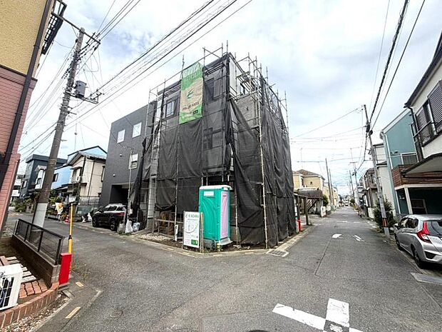 【現地外観写真】東武東上線「柳瀬川」駅へ自転車9分&「志木」駅行きバス停まで徒歩1分!天候や目的に応じて2駅を使い分けられる軽快な交通アクセスが魅力。(2026年8月撮影)
