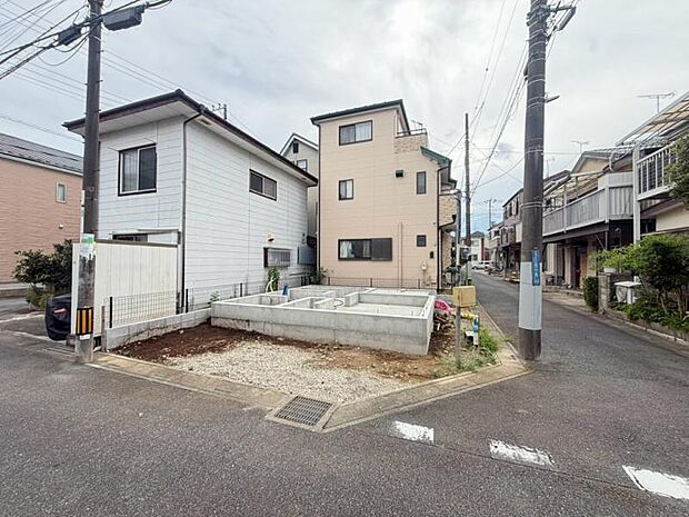 【現地写真】買い物施設が徒歩10分圏内、小中学校も徒歩9分圏で生活至便!柳瀬川駅へ自転車9分・志木駅行きバス停徒歩2分と交通利便性も良く、毎日の暮らしが快適に整います。(2026年9月撮影)