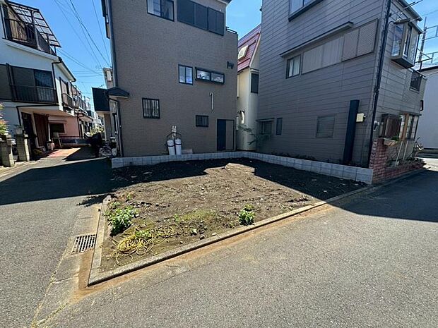 最寄りの「鶴瀬」駅まで徒歩12分と、通勤通学にゆとりが生まれる駅徒歩圏。毎日のスマートな通勤はもちろん、休日のお出かけもフットワーク軽く楽しめる、利便性の高い立地です。(2026年6月撮影)