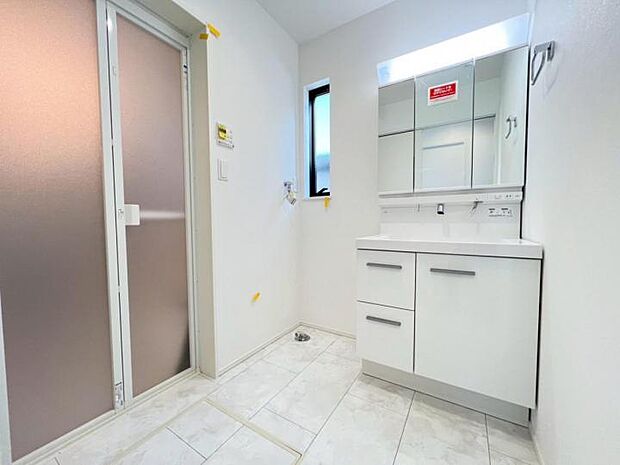 【洗面】◆洗面化粧台は曇りにくい三面鏡&奥行きのある洗面カウンターで身支度等動作をスムーズにこなせます!お掃除がしやすい形状も嬉しいポイント!またミラー裏は全収納!脱着式トレイなので水洗い簡単!