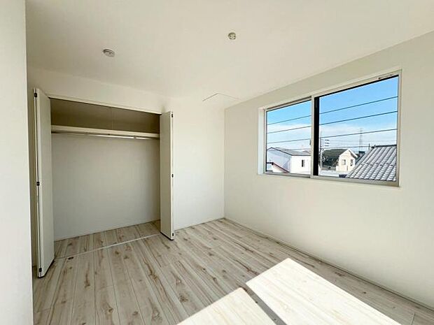 【洋室】◆各居室収納スペースあります!床材は凹み傷や擦り傷がつきにくい高耐久なフローリングを採用!