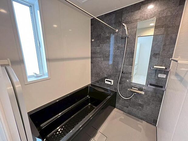 【浴室】◆1日の疲れをリフレッシュしやすいゆったりとした浴室!保温性が高くオシャレなブラックカラーの浴槽!天候や時間を気にせず洗濯物が乾かせる浴室乾燥機も装備!