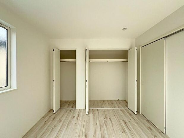 【洋室】■収納充実!お洋服や荷物を整理しやすく室内スペースを有効活用出来ます!