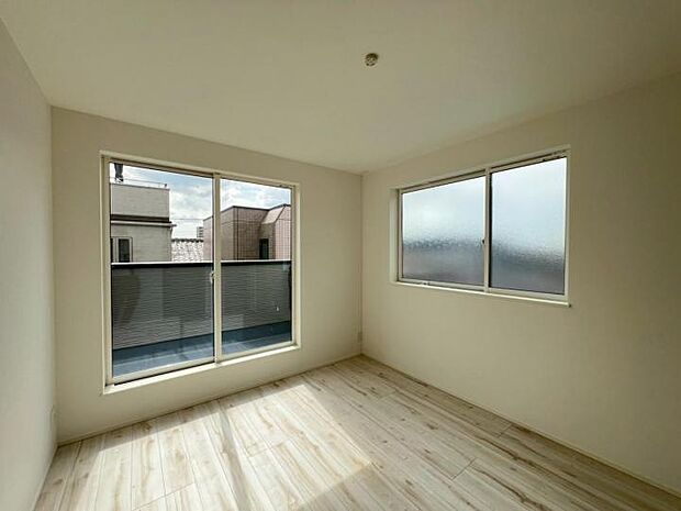 【洋室】■窓ガラスは断熱性の優れたLow-E複層ガラスを採用しており、快適な空間を保ちます!網戸標準装備!