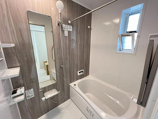 【浴室】■天候や時間を気にせず洗濯物が乾かせる浴室乾燥機を装備しています! お仕事終わりの夜や、悪天候が続く際に重宝しますね!