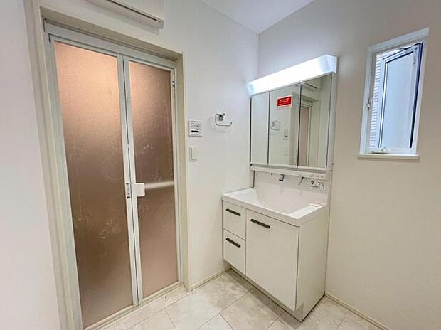 【洗面化粧台】■洗面化粧台は曇りにくい三面鏡&奥行きのある洗面カウンターで身支度等動作をスムーズにこなせます! お掃除がしやすい形状も嬉しいポイント!またミラー裏は全収納!脱着式トレイなので水洗い簡単!