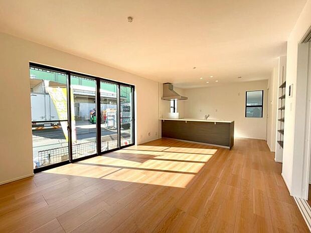 【5号棟】5号棟◆LDK広々16.5帖！インテリアショップで見かけた気になる家具も置ける、ゆったりとしたリビング空間です！