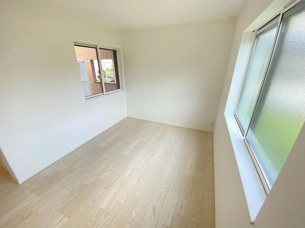 【【1F洋室6.5帖】】1F居室はシャッター付なので防犯面、防寒面も安心