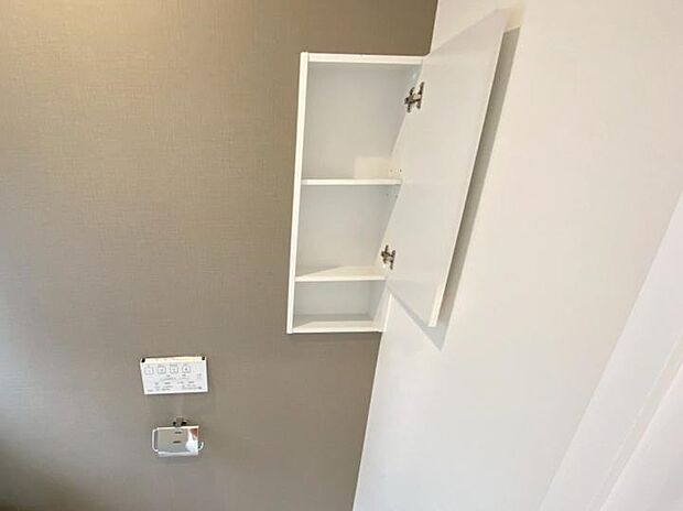【【トイレ】】トイレ内部には壁付収納があるのでトイレットペーパーをきれいに片付けられます