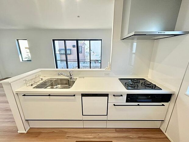 【キッチン】家族とおしゃべりしながらお料理もできる対面式を採用。