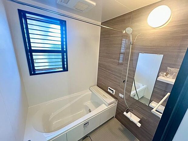 【浴室】お子さまとのお風呂も安心のエコベンチ付きの浴槽など充実設備!