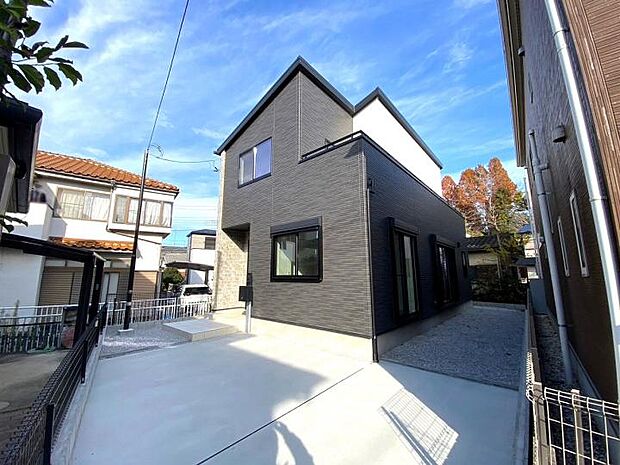 【【現地外観写真】】南側に庭スペースがありガーデニングも楽しめます♪