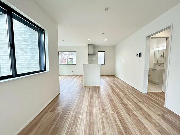 【リビング】へこみ傷やすり傷・摩耗に強いワックスフリーの床材を採用！