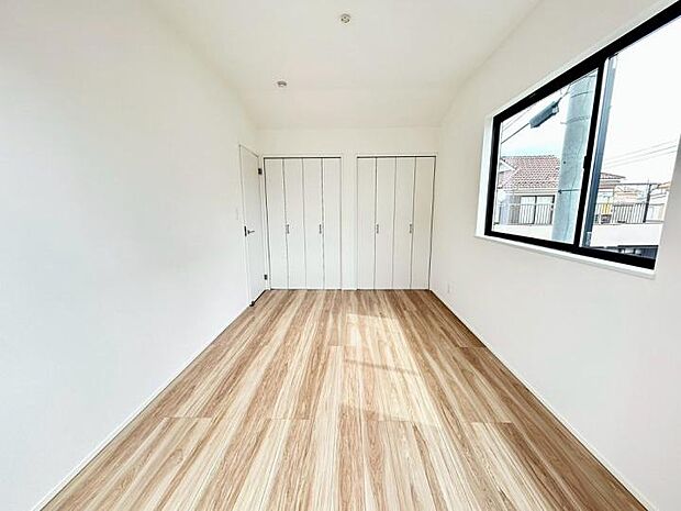 【洋室】断熱効果の高い複層ガラス採用。内側のガラス面を冷えにくくするので結露にも有効。