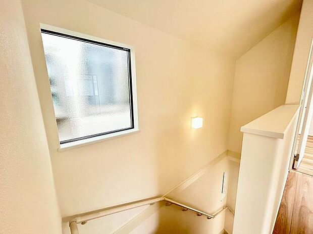 【階段】暗くなりがちな階段は大きめの窓で採光を確保♪