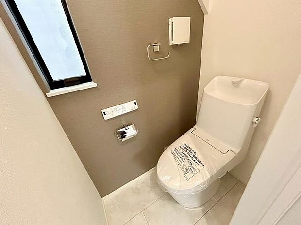 【トイレ】オート洗浄、節水機能などエコで清潔！あると便利なタオルリング付です。