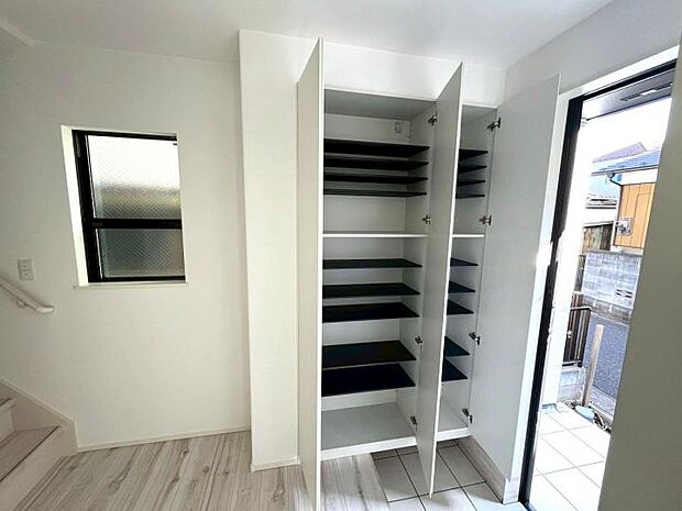 【【玄関】】内部の棚板は高さが調整できるのでブーツや長靴もすっきり収納！