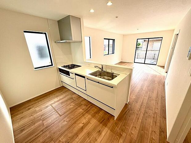 【キッチン】家族とおしゃべりしながらお料理もできる対面式を採用。