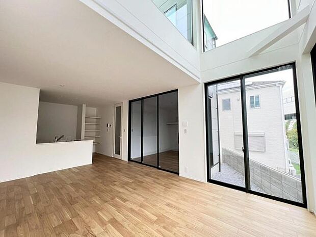 【2号棟】2号棟◆上部吹抜けの明るく開放的なリビング!インテリアショップで見かけた気になる家具も置ける、ゆったりとした空間です!