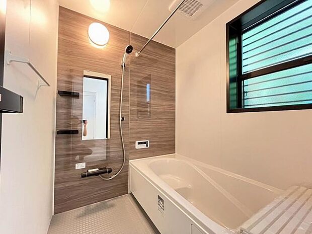 【浴室】半身浴にも便利なエコベンチ付きの浴槽。お湯の量も少なくなるのでエコです。