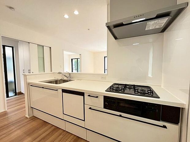 【キッチン】家族とおしゃべりしながらお料理もできる対面式を採用。