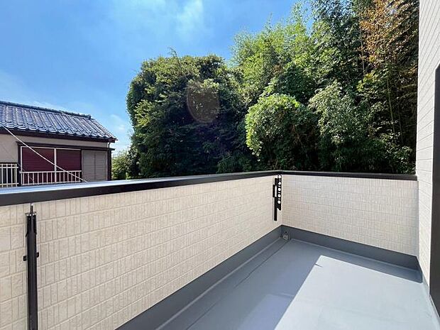 【バルコニー】上下可動式の物干し金物標準装備。使わないときはこのように収納できます。