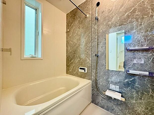 【浴室】浴室乾燥機付きなので、雨の日には洗濯物の乾燥室としても利用可能のユニットバス。