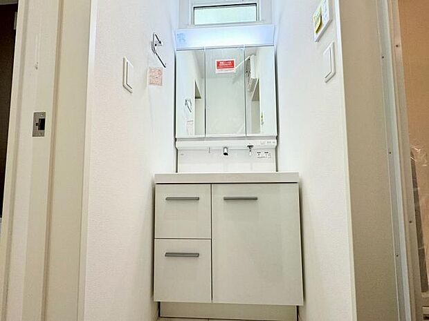 【洗面】繋ぎ目のない一体形成カウンターなのでお掃除もラクラクです。