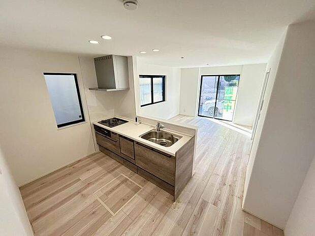 【キッチン】家族とおしゃべりしながらお料理もできる対面式を採用。