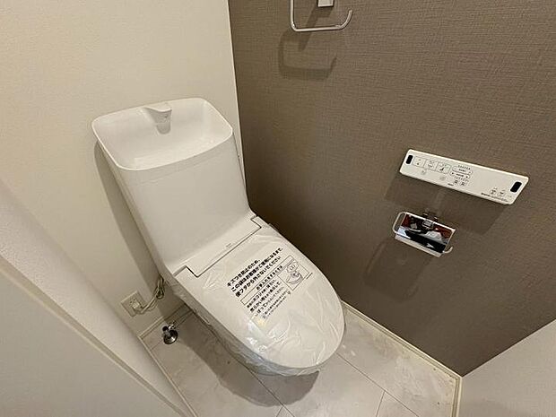 【トイレ】オート洗浄、節水機能などエコで清潔!あると便利なタオルリング付です。