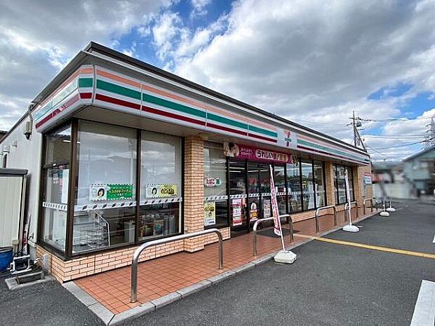 セブンイレブン 草加谷塚バイパス店(約550m)