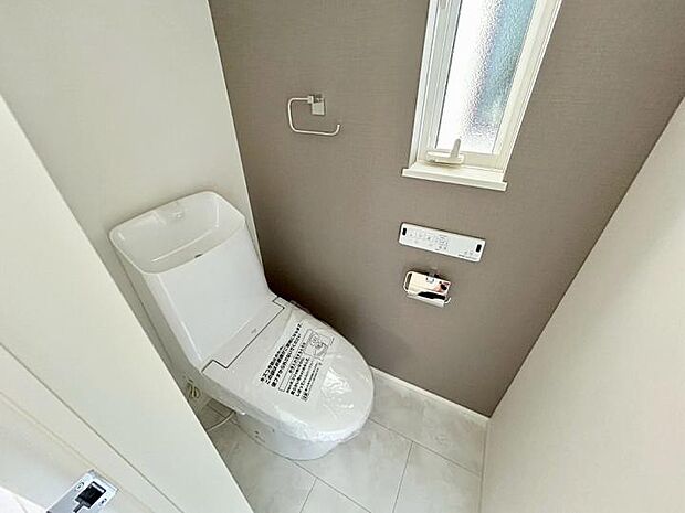 【トイレ】一面だけアクセントクロスを効かせて、こんなところもオシャレに。