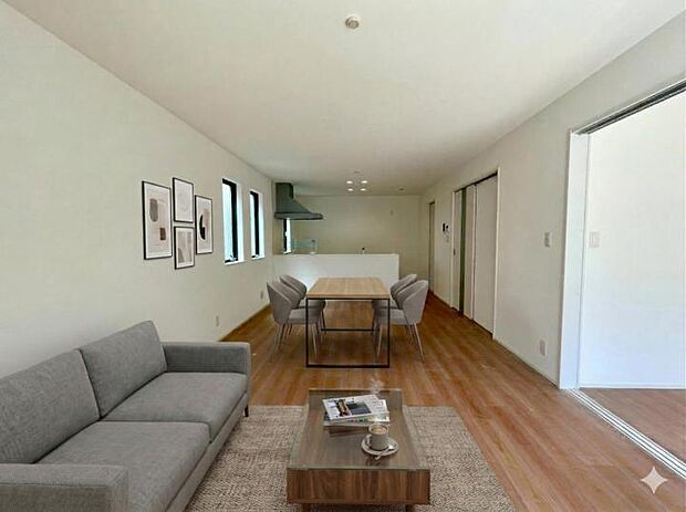 【リビング】◆ご入居後のイメージとしてご参考になさって下さい！※こちらの写真は現況の室内写真にCGを使用して家具等を合成加工したものであり、実際の室内状況とは異なります。なお当物件は家具付き物件ではありません。