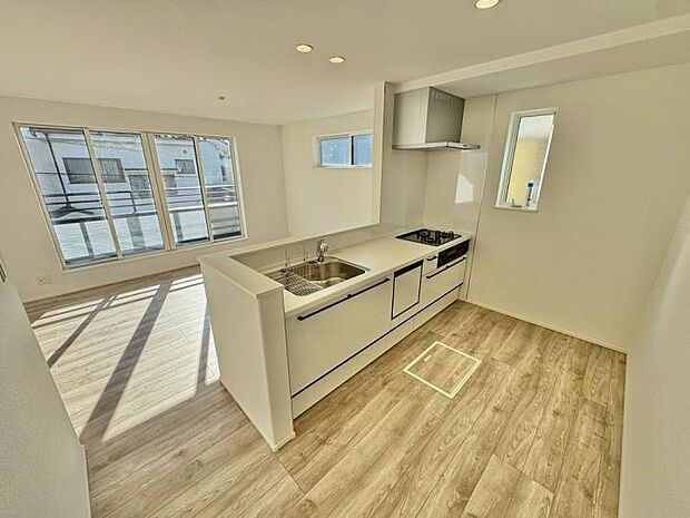 【リビング】リビング　多面採光のリビングは明るく、柔らかな木のぬくもりを感じられます。