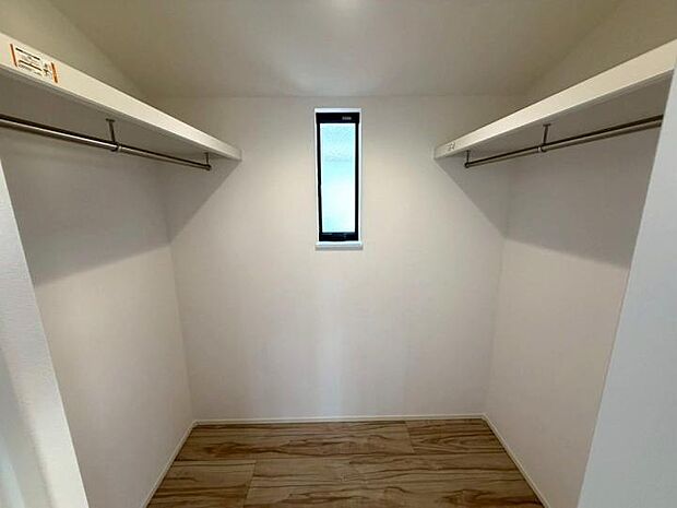【【収納】】大容量のウォークインクローゼットを完備!ハンガーパイプと上部棚で、衣類から季節物までスッキリまとまります。小窓付きで明るく、毎朝のコーディネートが楽しくなる、プライベート収納です。