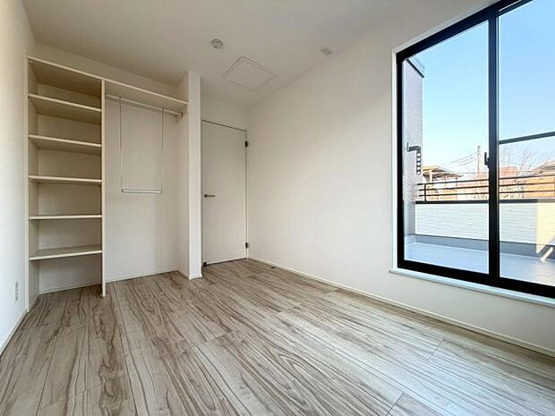 【【2階5.3帖洋室】】機能的な収納「ウォールゼット」を完備!ハンガーパイプと収納棚がセットになっているので、洋服を掛けたり、小物等を美しく整理できます。毎朝のコーディネートや身支度時間をスマートに短縮。