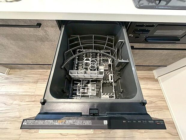 【【キッチン】】家事効率を高めるビルトイン食洗機付き。手洗いに比べ節水効果も期待でき、まとめ洗いも可能。家事の時短を叶えながら、キッチンまわりをすっきり保てる嬉しい設備です。