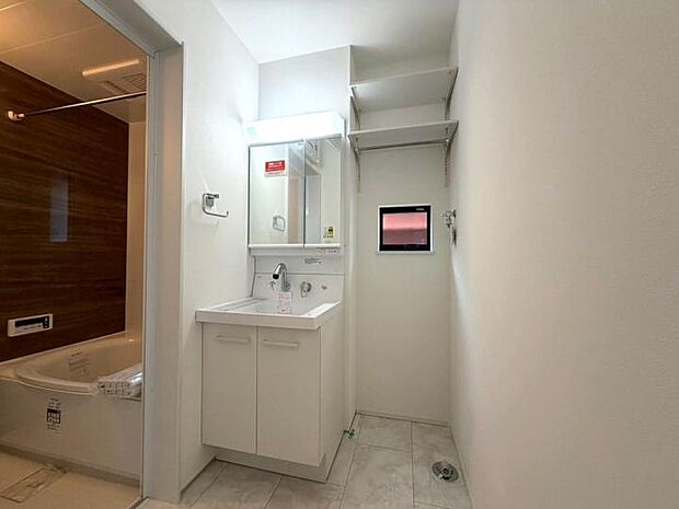 【【洗面室】】白を基調とした清潔感あふれる洗面室。洗濯機置場の上部にはランドリー可動棚を設置!日々の洗濯作業もスムーズ。ストック品やタオル置き場としてもスッキリ収まります。