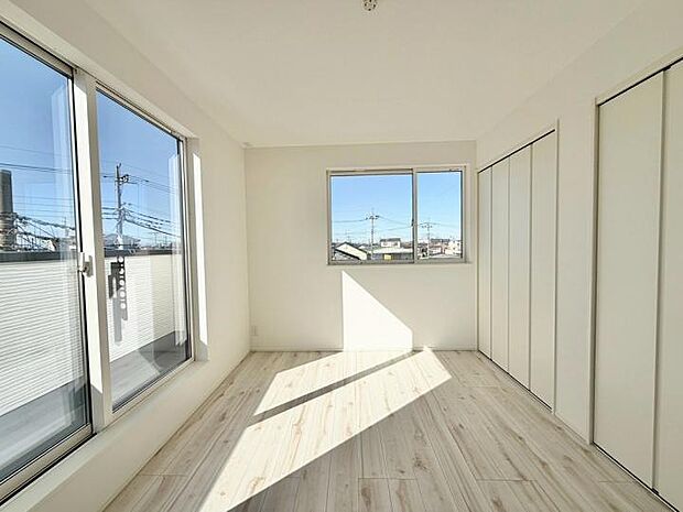 【洋室】窓からのやさしい光が心地よいプライベートルーム。