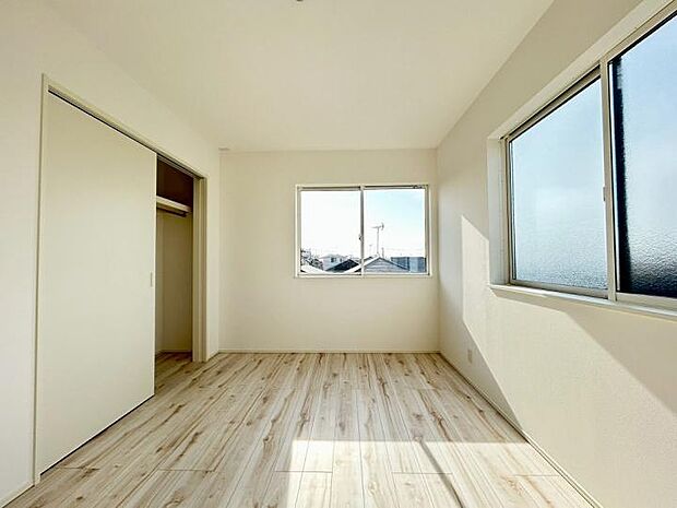 【洋室】夏は涼しく、冬は暖かい。高い断熱効果を発揮する複層ガラスは、エアコンの効率をぐっと高めてくれます。内側のガラス面が冷えにくいため、不快な結露の発生も大幅に抑制。