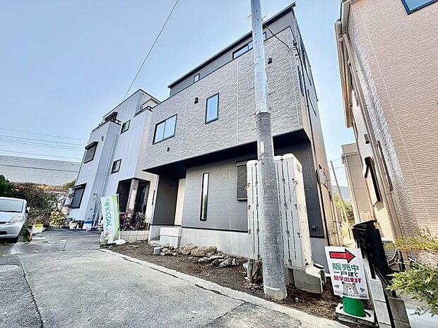 【現地】前後が道路に面しているから、朝の光も午後の暖かな日差しもたっぷり。通風も良好で、家族みんなが健やかに過ごせる、心地よい住環境がここにあります。