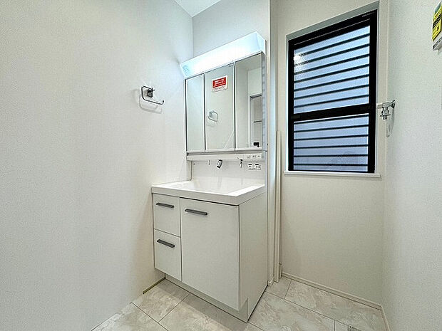 【洗面】鏡の裏までたっぷり収納!3面ミラーキャビネットで、散らかりがちな洗面周りもスッキリ。