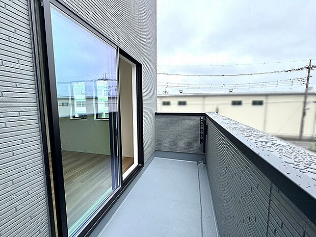 【バルコニー】冬場も頼もしい日当たり!南向きバルコニーなら、厚手の洗濯物もスピーディーに。