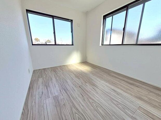 【【2階4.8帖洋室】】全居室2面採光を実現しているため、どのお部屋にいても明るく、風通しの良い清々しい暮らしが叶います。