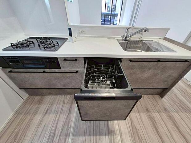 【【キッチン】】家事効率を高めるビルトイン食洗機付き。手洗いに比べ節水効果も期待でき、まとめ洗いも可能。家事の時短を叶えながら、キッチンまわりをすっきり保てる嬉しい設備です。