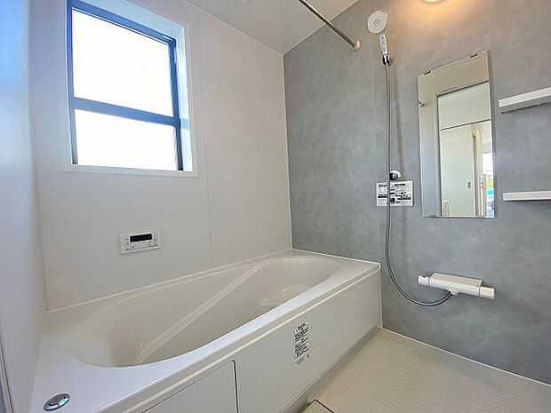 【浴室】外干しできない日のお洗濯はもちろん、カビ防止の換気や冬場の暖房機能まで。一台で何役もこなす浴室乾燥機が、毎日の暮らしをさらに快適に。