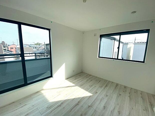 【【3階7.4帖洋室】】全居室2面採光で明るく、風通し良好!