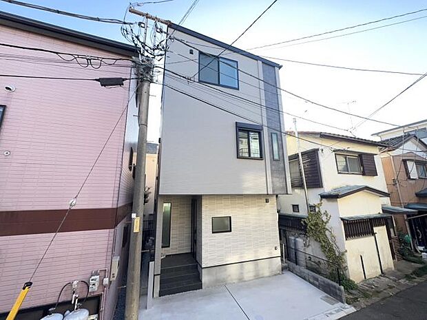 【【現地外観写真】】物件の詳しい仕様がわかる資料のご請求はもちろん、『まずは雰囲気だけ見てみたい』という現地見学も大歓迎です。気になる点やご不明な点がございましたら、どうぞお気軽にお問い合わせくださいませ。