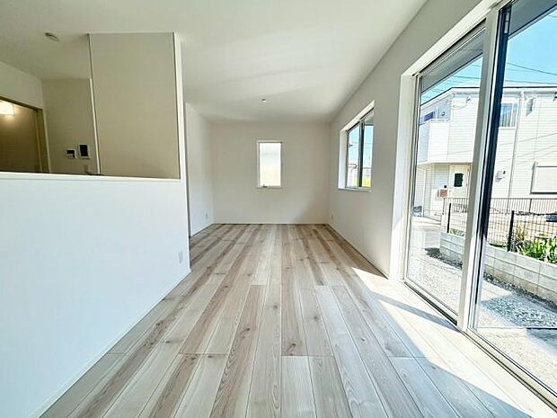 【リビング】南側に並ぶ2つの窓から豊かな光が注ぎ込む、開放感あふれる明るいリビング。日差しを採り入れる設計で、家族が集う空間を暖かな陽光が明るく包み込みます。