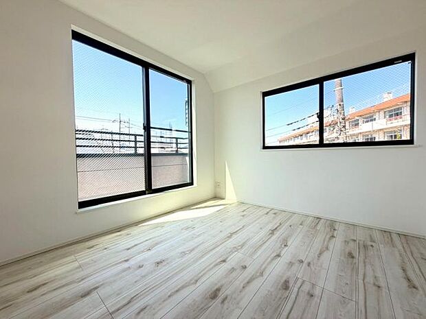 【◆3階5.2帖洋室◆】断熱性に優れたLow-E複層ガラスを採用!夏は涼しく冬は暖かさをキープし、一年中理想の室温を保ちます。外気の影響を受けにくいため、冷暖房効率も大幅にアップ。